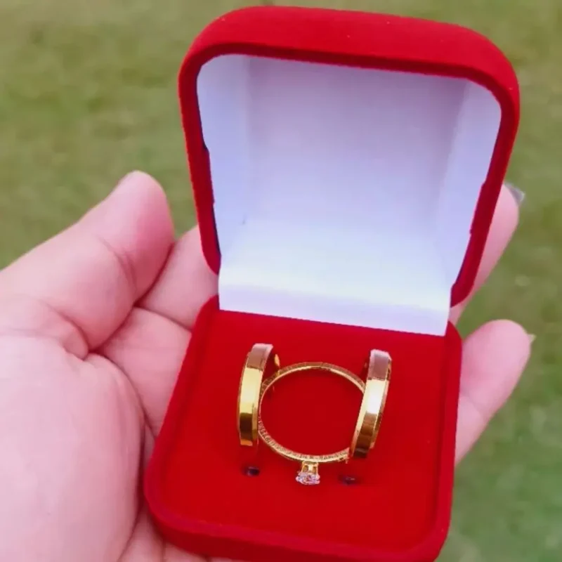 1 Par de Aliança Chanfrada Anatômica Dourada + Anel Solitário Clássica Fina 4mm de Casamento/Noivado/Compromisso/Namoro